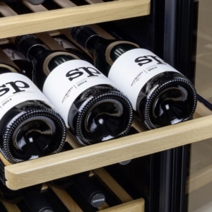 מקרר יין 12 בקבוקים בצבע שחור מבית קאסו דגם CASO WineSafe 12 Black