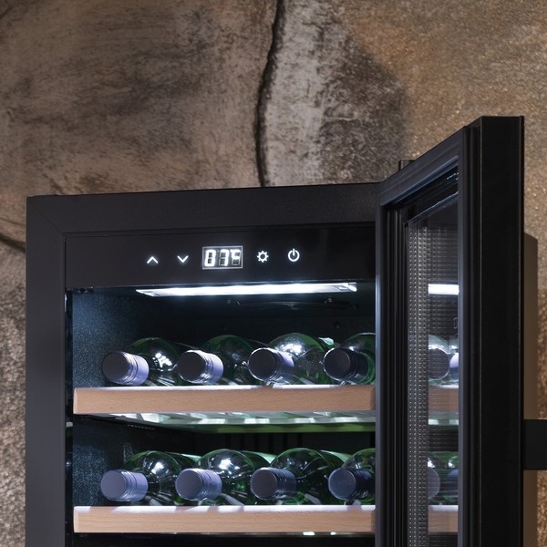 מקרר יין 38 בקבוקים בצבע שחור מבית קאסו דגם CASO WineComfort 38 black