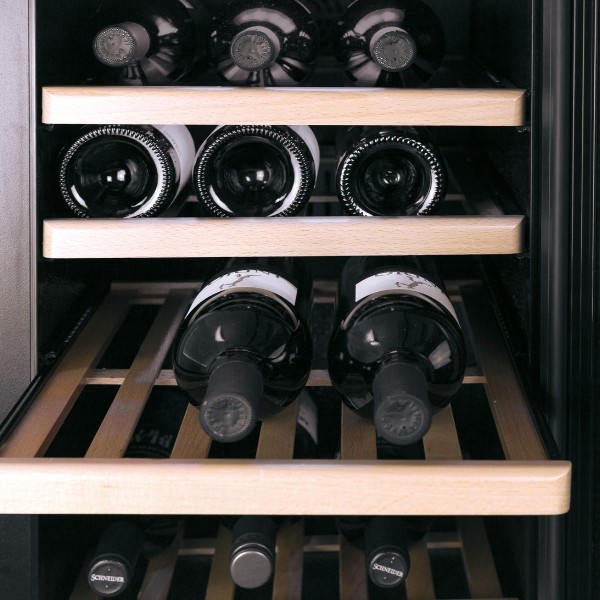 מקרר יין 38 בקבוקים בצבע שחור מבית קאסו דגם CASO WineComfort 38 black